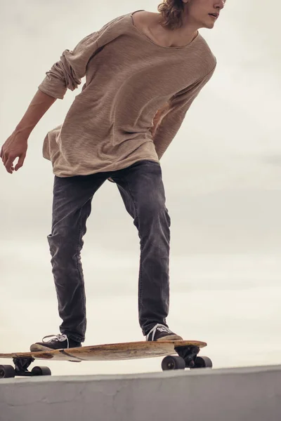 Jongen longboard rijden op boardwalk, warme zomertijd — Stockfoto