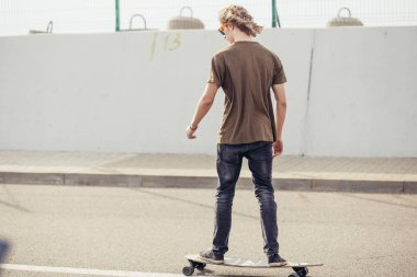 Çocuk Longboard boardwalk, sıcak yaz saati sürme