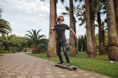 Çocuk Longboard boardwalk, sıcak yaz saati sürme