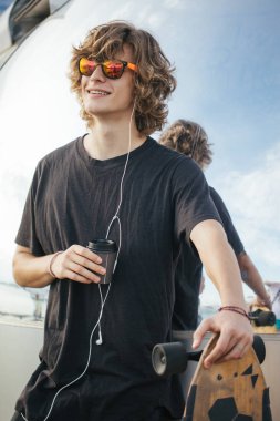 kahve ve longboard InCity Merkezi Yaz aylarında bir adamla