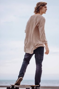 adam ayak Longboard Park at binme