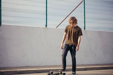 adam ayak Longboard Park at binme