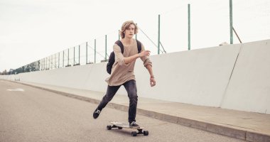 Çocuk Longboard boardwalk, sıcak yaz saati sürme