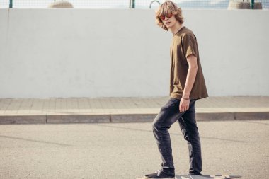 Çocuk Longboard boardwalk, sıcak yaz saati sürme