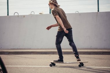 Çocuk Longboard boardwalk, sıcak yaz saati sürme