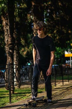 Çocuk Longboard boardwalk, sıcak yaz saati sürme