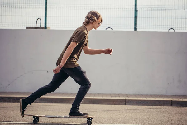 Çocuk Longboard boardwalk, sıcak yaz saati sürme — Stok fotoğraf