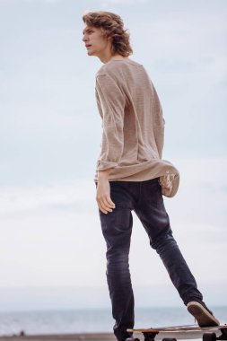 adam ayak Longboard Park at binme