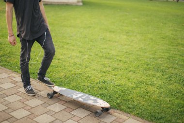 adam ayak Longboard Park at binme