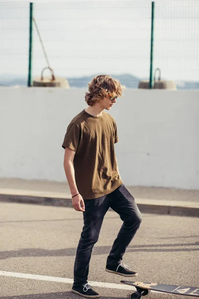 Mens voet paardrijden longboard in park — Stockfoto