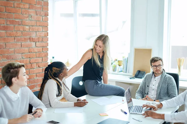 Twee mooie gemengd ras meisje gesprek tijdens de vergadering — Stockfoto