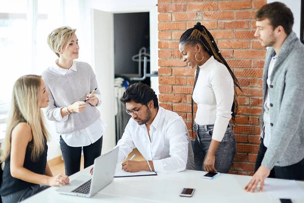 Specialisti che discutono problemi reali — Foto Stock