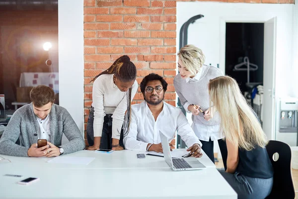 Erfolgreicher Unternehmensführer mit seinem ehrgeizigen Team — Stockfoto