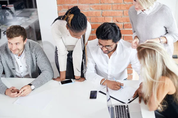 Equipo de arco mixto tratando de lograr buenos resultados en los negocios —  Fotos de Stock