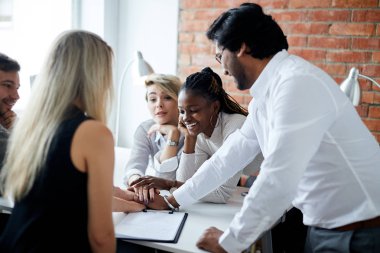 birlikte elele destekleyici gençler