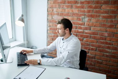 iyi görünümlü serbest meslek sahibi net sörf.