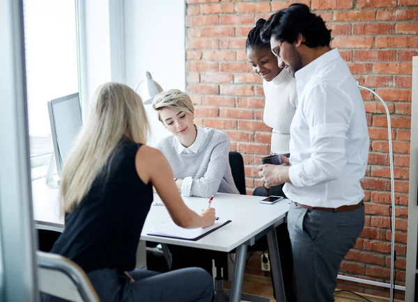 Diseñador rubio trabajando con los clientes — Foto de Stock