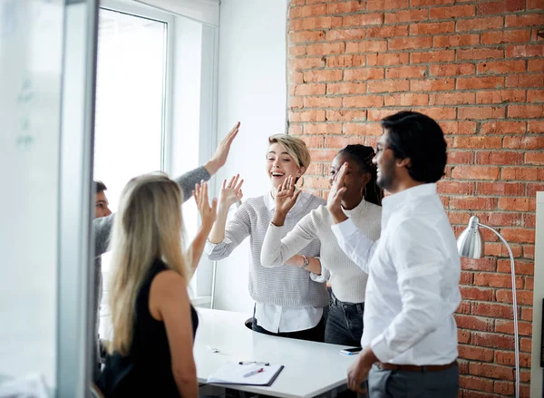 Glückliches junges Team nach erfolgreicher Einigung — Stockfoto