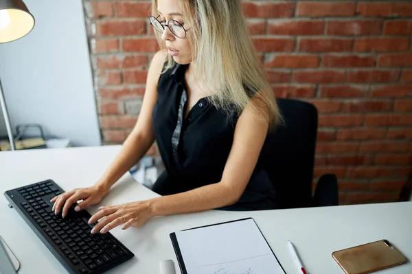 Doświadczonych kwalifikowaną piękne blond kobieta jest pisanie wiadomości do jej klientów — Zdjęcie stockowe