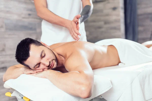 Warming-up zijn handen voordat de massage masseur — Stockfoto