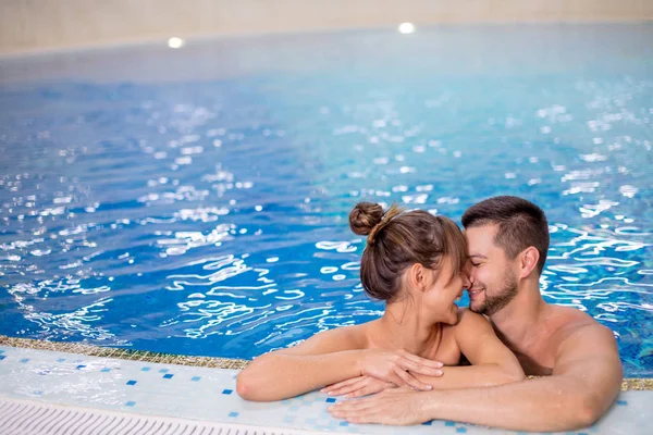 Casal jovem se divertindo na piscina .active conceito de estilo de vida — Fotografia de Stock