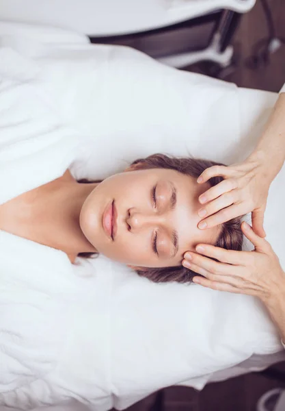 Massage du visage et de la tête au spa — Photo