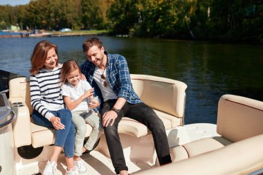 Aile kızı tatil Yelkenli göl üzerinde birlikte ile