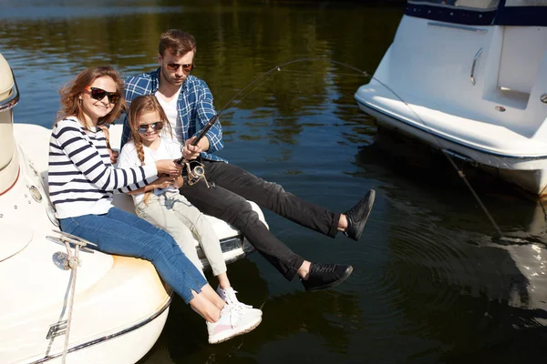 Família com a filha Pesca no iate veleiro no lago — Fotografia de Stock