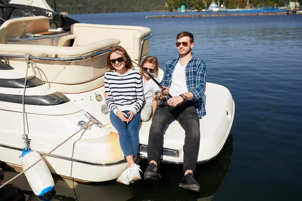 Familj med dotter Fiske på yacht segelbåt på sjön — Stockfoto