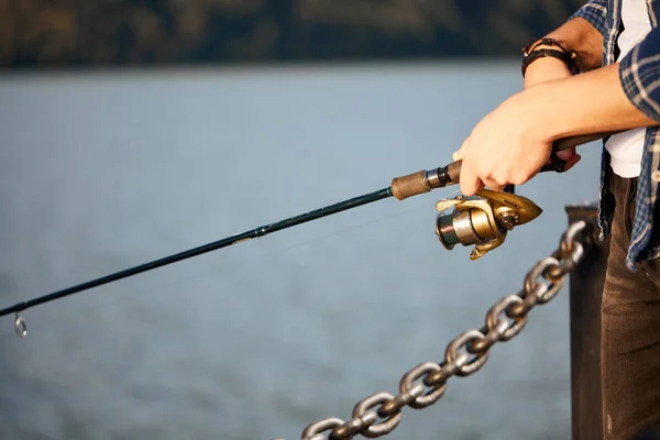 Pescador Tentando Pegar Peixe Lago Com Haste — Fotografia de Stock