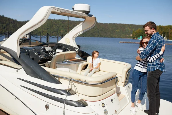 Några på Yacht. semester på båt man och kvinna. Segelhav — Stockfoto