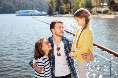 Mutlu bir aile birlikte çevre göl dışında zaman harcama. Sarılma ve having fun kızıyla oynayan anne