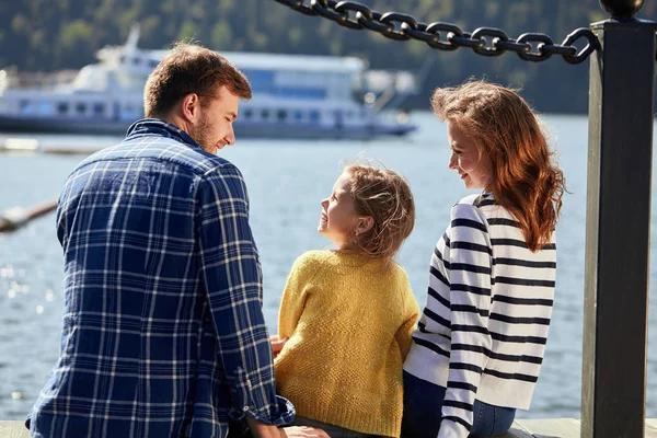 秋日, 一家人坐在码头上。秋季家庭肖像 — 图库照片