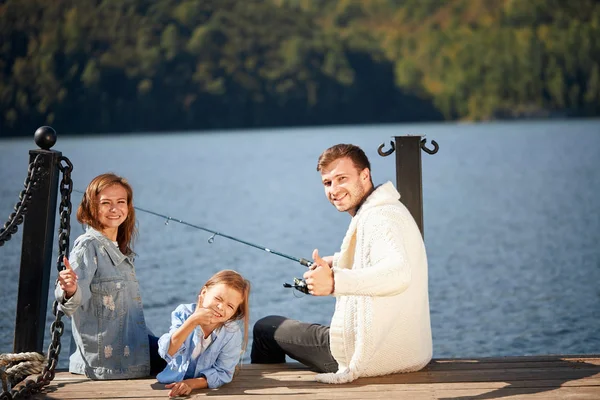 Jonge Gelukkig Gezin Met Dochter Vissen Vijver Herfst — Stockfoto