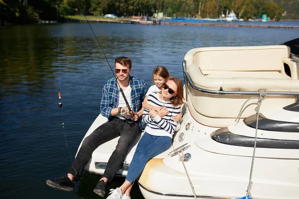 Famiglia con figlia Pesca in barca a vela sul lago — Foto Stock