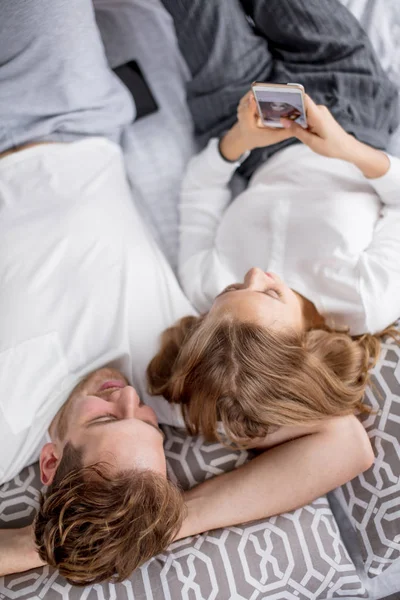 Hombre y mujer de pelo justo viendo películas en el teléfono inteligente — Foto de Stock