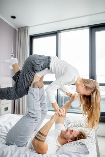 Volant femme positive dans la chambre . — Photo