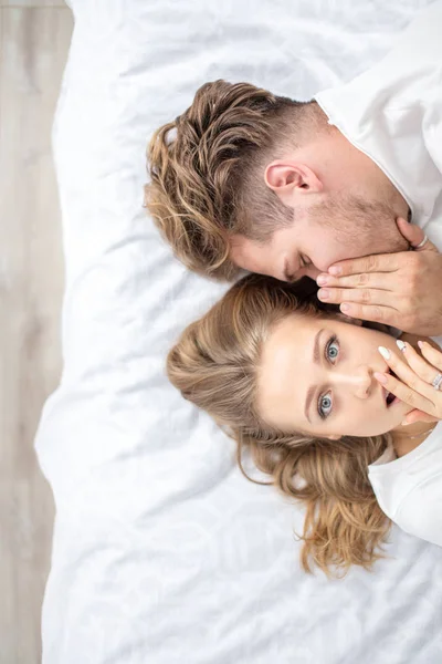 Man is bang die verhalen vertellen aan zijn vrouw terwijl ze op het bed liggen — Stockfoto