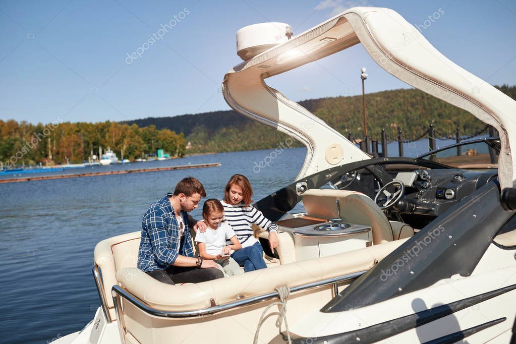 Famiglia con figlia vacanza insieme in barca a vela nel lago 