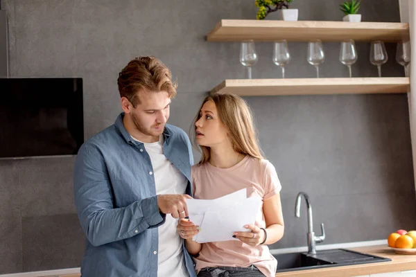 Frau und Mann analysieren ihre Dokumente und ihr Erbe — Stockfoto