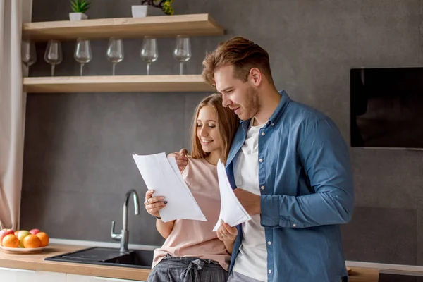 Junges Paar ist glücklich, als es fertig ist, einen Kredit zu bezahlen — Stockfoto