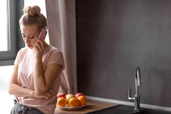 Serious young female dressed casually having worried — Stock Photo, Image