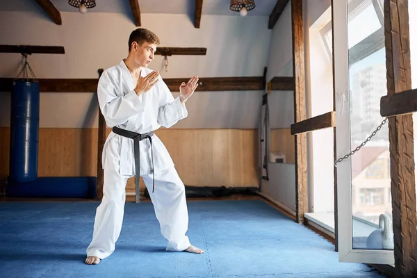 Karate Fighter practica lucha en el gimnasio de artes marciales — Foto de Stock