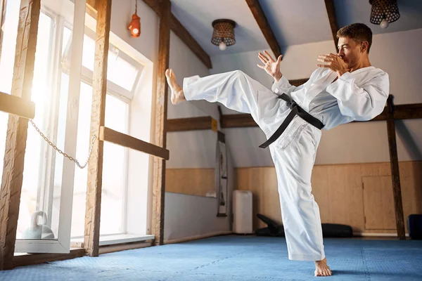 Cinturón negro karate entrenamiento de combate patada de altura — Foto de Stock