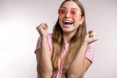 Yumrukları sevinçle kenetlenmesi şanslı glamour kadın.
