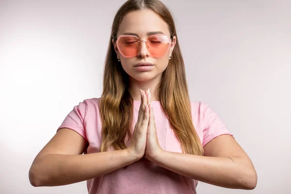 Portrait en gros plan de la jeune femme émotionnelle pratiquant le yoga — Photo