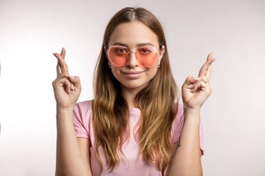 Young awesome woman dressed casually crossing her fingers