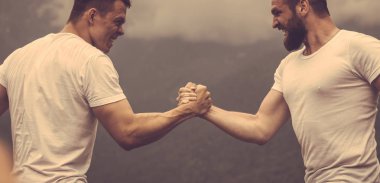 Spor yapan iki Kafkas sporcusu açık hava eğitiminde ölçü gücü takıyor.