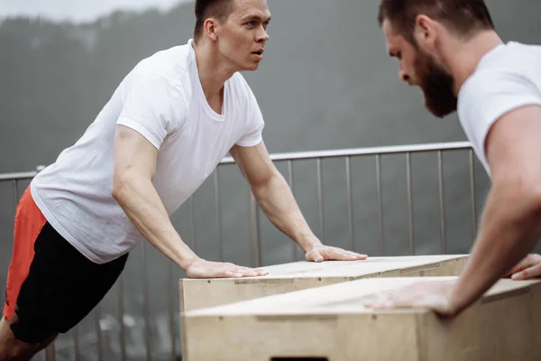 Fitnessman träning push up — Stockfoto