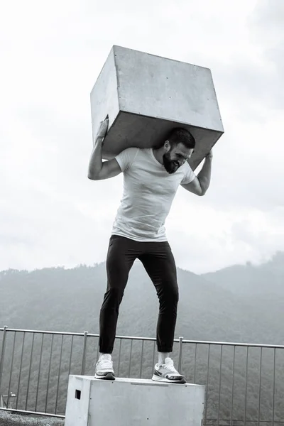 Crossfit hombre haciendo sentadillas con peso sobre montaña naturaleza fondo al aire libre — Foto de Stock